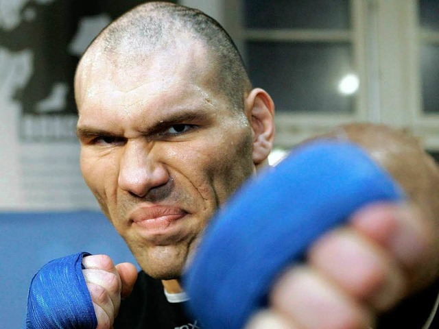 Box-Weltmeister Nikolai Valuev tritt zum Kampf gegen das Monsterschnitzel an.  | Foto: dpa