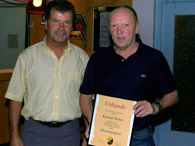Konrad Weber (rechts) wurde vom Verein...n Hugo Haag zum Ehrenmitglied ernannt.  | Foto: Frank Leonhardt