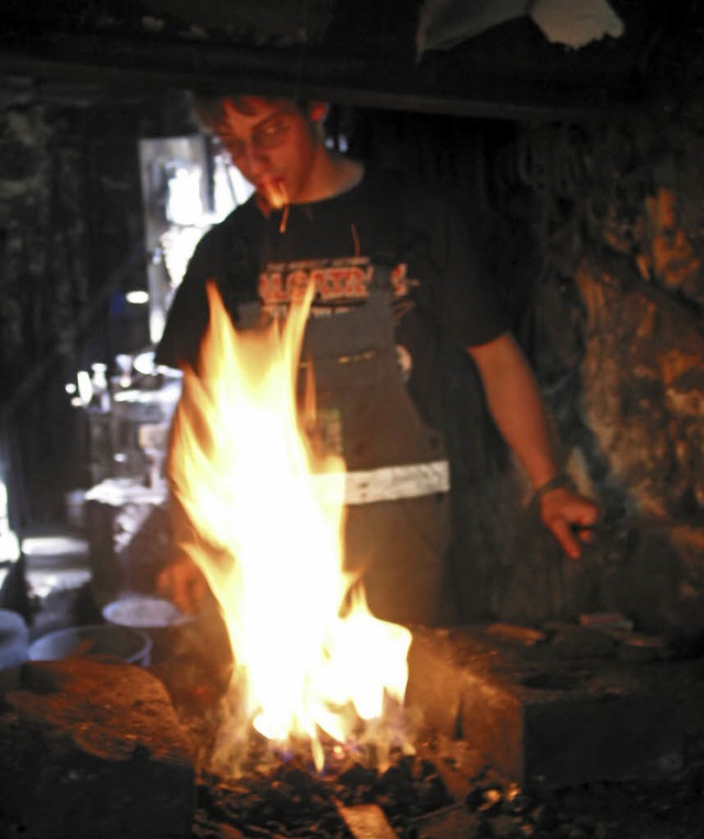 Im lodernden Feuer der Esse bringt Daniel Fehrenbach das Eisen zum Glhen.   | Foto: theo weber