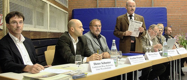 Fachleute des Landratsamtes, Ingenieur...worteten Fragen der besorgten Brger.   | Foto: Volker Mnch