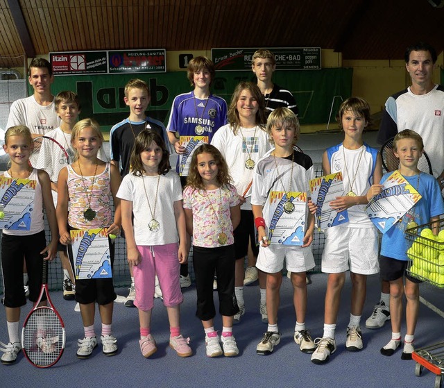 Tennislehrer Volker Lamb mit der dritt...fr Kinder und Jugendliche in Steinen.  | Foto: georG diehl