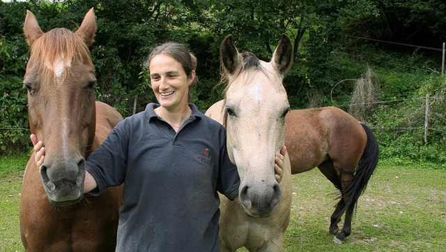 Adelheid Lange mit ihren zwei Quarterh...eren Pltzen und Weiden rundum wohl.    | Foto: Karin Heiss