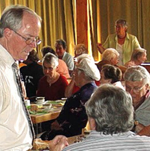 Unterhaltsam: Pfarrer Wolfgang Auer (l...rug zum Gelingen des Altenfests  bei.   | Foto: ACHIM UNGERER