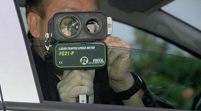 Mit dem Lasermesser kontrolliert Joach...tofahrer in Eichsel zu schnell fahren.  | Foto: Klaus schepers