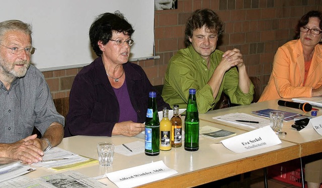 Bei der Podiumsdiskussion sprachen (vo... SPD-Kreisrtin Karin Rebock-Zureich.   | Foto: Lars Freudenthal