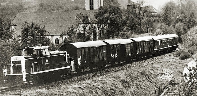 Vor 95 Jahren fuhren die ersten Elektr...llerdings von einer Diesellok gezogen.  | Foto: bz