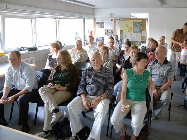 Brger diskutieren beim Umweltstammtis...rn der Firma Holcim ber den Kiesabbau  | Foto: senf