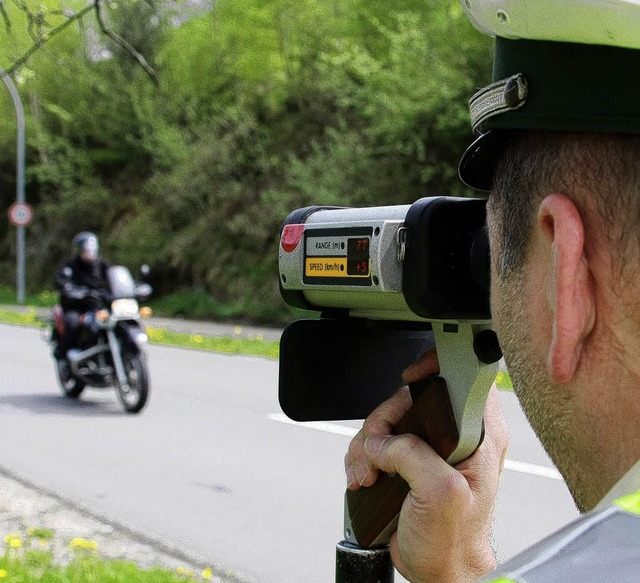 Motorradfahrer  sollten nicht  zu viel...hufig Geschwindigkeitskontrollen.      | Foto: dpa