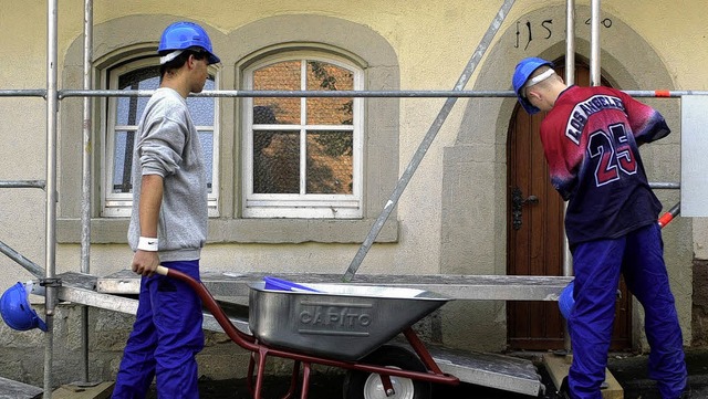 Zwei junge Strafgefangene helfen  bei ... im Kloster Frauental bei Creglingen.   | Foto: dpa