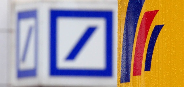 Knftig Seite an Seite im Bankgeschft...e Bank (blaues Logo) und die Postbank   | Foto: DPA