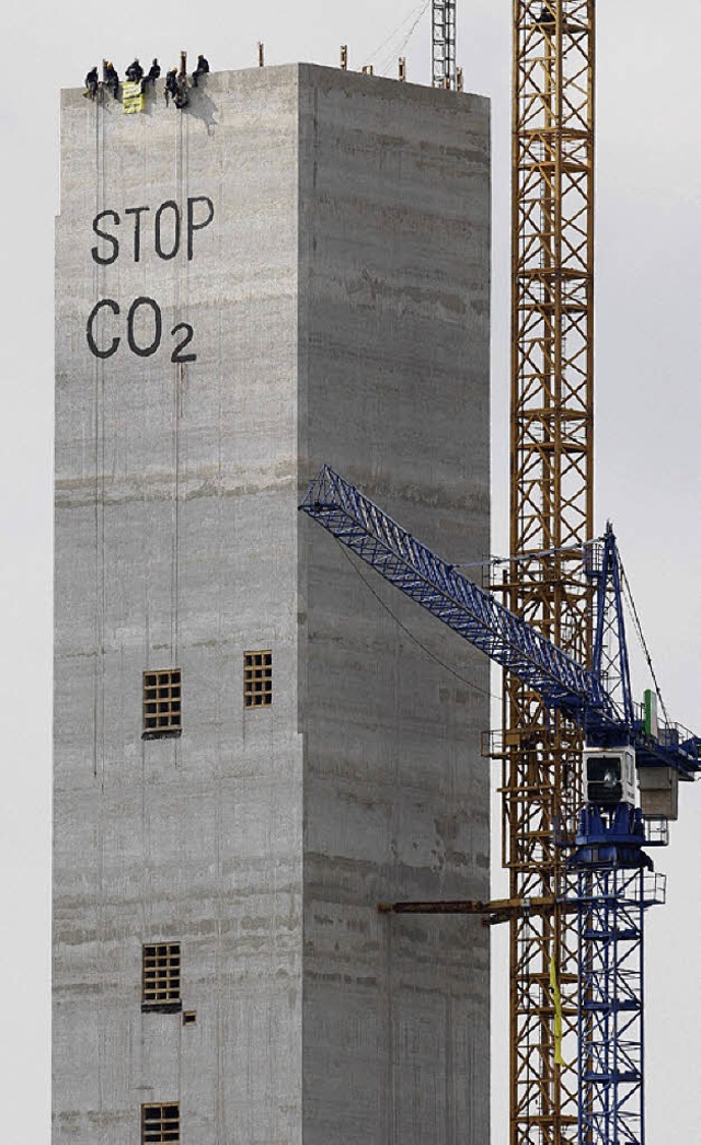 Fr die Aktivisten von Greenpeace ist ...klar: Moorburg muss verhindert werden.  | Foto: dpa