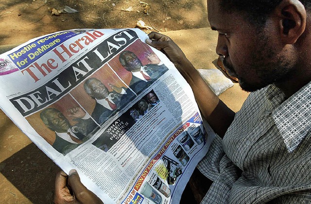 Eine Zeitung in Simbabwe berichtet ber die Einigung.   | Foto: AFP