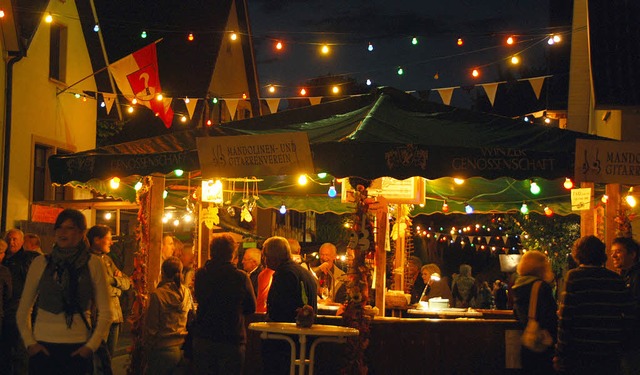 Weinfest mit Flair: Die Feststrae in ...strahlte im nchtlichen Lichterglanz.   | Foto: Roland Vitt