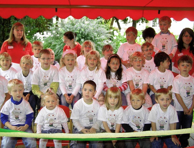 <Bildtext>Die Kinder begleiteten die F...   mit freudigem Gesang.  </Bildtext>   | Foto: Liane Schilling