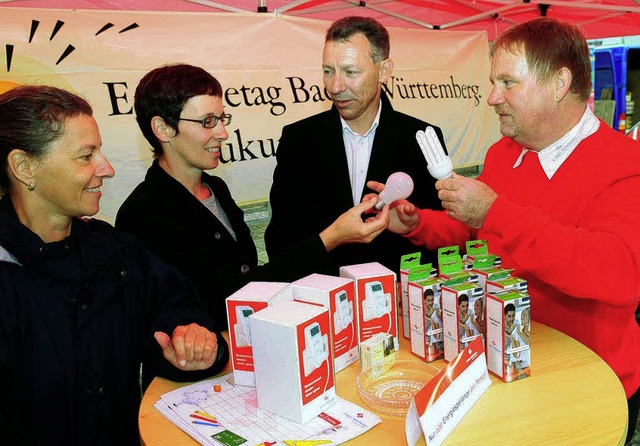 Glhbirnen abgeben, Energiesparbirnen ...211; das war am Stand des EWM mglich.  | Foto: Wolfgang knstle