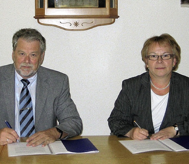 Heinz Wlfle (EnBW) und Brgermeisteri...d-Mench bei der Vertragsunterzeichnung  | Foto: ENBW