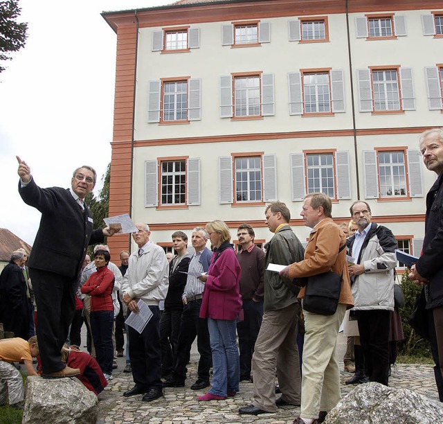 Jost Baier (links) leitete die Fhrung durch Schloss Beuggen.  | Foto: ade