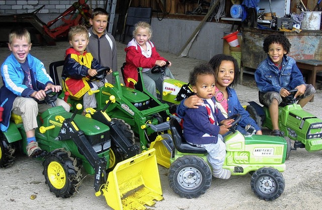Kinder bereiten sich auf Traktor Show vor  | Foto: Jutta Rogge