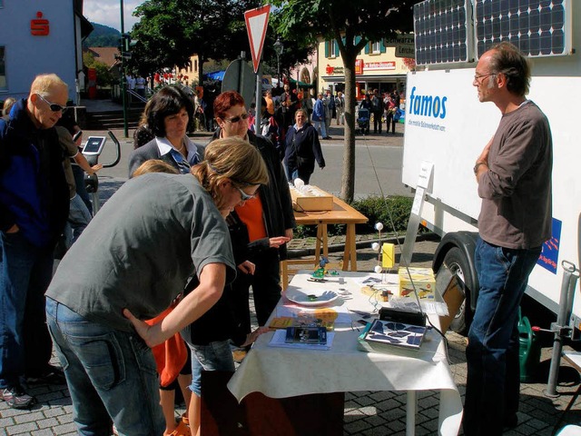 An der  mobilen Solarwerkstatt aus Fre...us Sonnenlicht Wrme und Energie wird.  | Foto: Barbara Schmidt