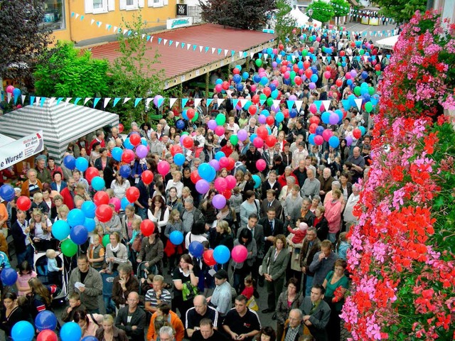 Farbenprchtiges Bild  bei der Festerffnung am Feitagabend 