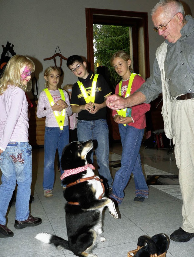 Viel Spa hatten die Kinder in der &#8...mit den Kunststcken von Hund Thommy.   | Foto: Patrick Burger