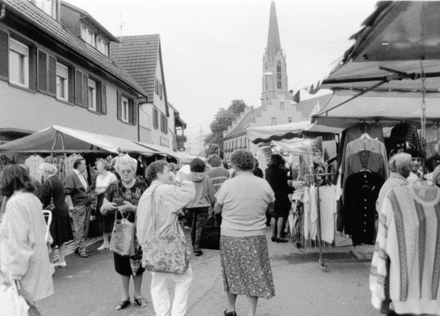 Markttreiben im Zeichen der Eichstetter Kirche vor etwa 20 Jahren.   | Foto:  Gustav Rinklin