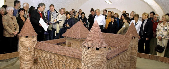 Die Besucher des Tags des offenen Denk... auch das Modell der Lahrer Tiefburg.   | Foto: Heidi Fssel
