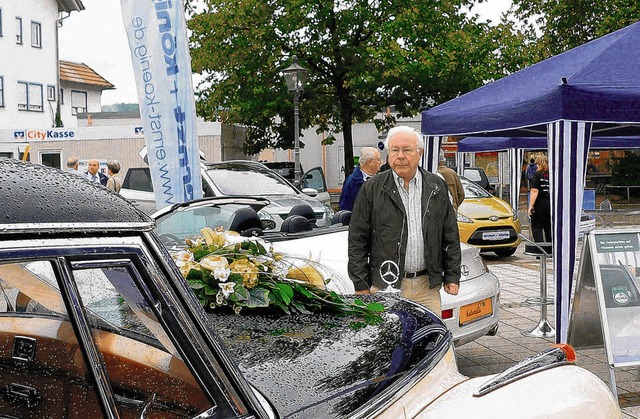 Epochen: der Mercedes-Benz 300c, Bauja...r und ein Erdgasauto am Badenovastand   | Foto: Fotos: Herbst