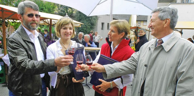 <Bildtext>Zum Wohl: Winzerobmann Karlh...g des Tllinger Weinmarktes</Bildtext>  | Foto: Barbara Ruda
