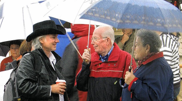 Breite Krempe oder Schirm waren Pflich...rffnung des  Kippenheimer Weinfestes.  | Foto: Merkle