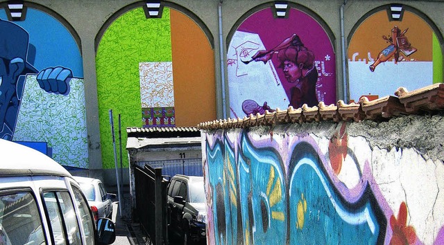 Die Grenze ist flieend: Sprayer-Kunst...leich nebenan eine beschmierte Mauer.   | Foto: Seller