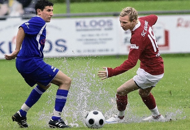 Fussball 2008/2009LandesligaSC Kappel ...mpf mit Hassan Tayebi (VFR Achern) li.  | Foto: Peter Aukthun-Goermer