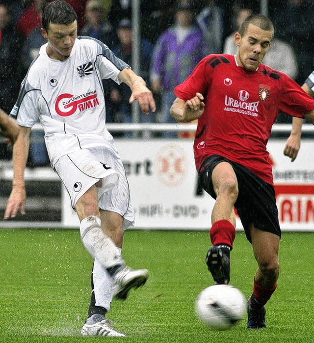 Tobias Weihaar (links) hatte die erst...ance fr den FC Villingen auf dem Fu.  | Foto: Reinhardt