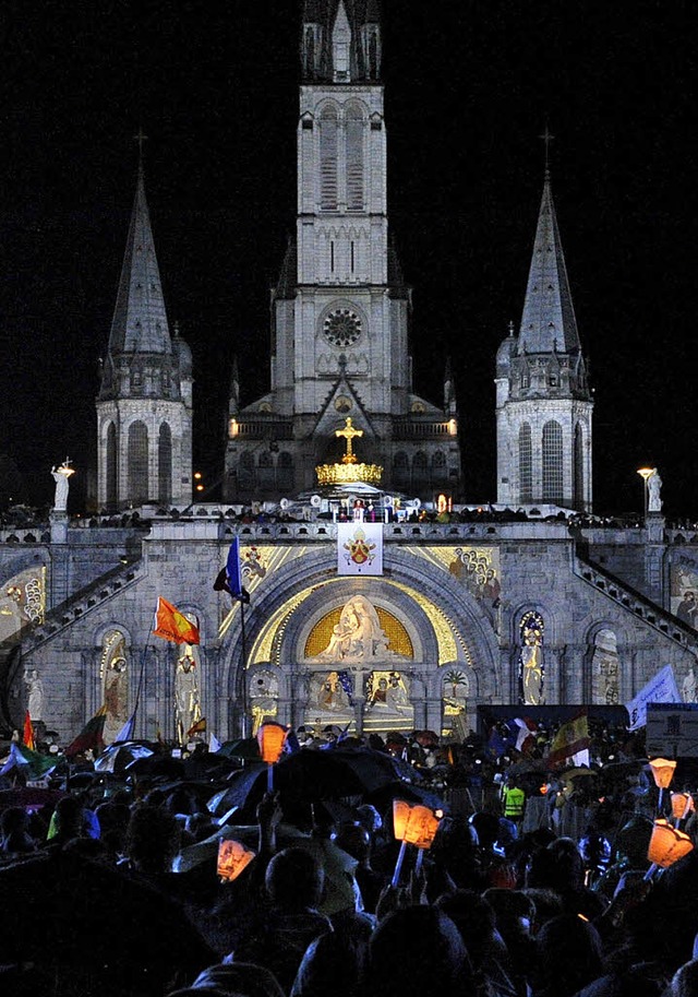 Im Bann der Lichter: Der Papst spricht...ka zu  den 200000  Pilger in Lourdes.   | Foto: DPA/AFP