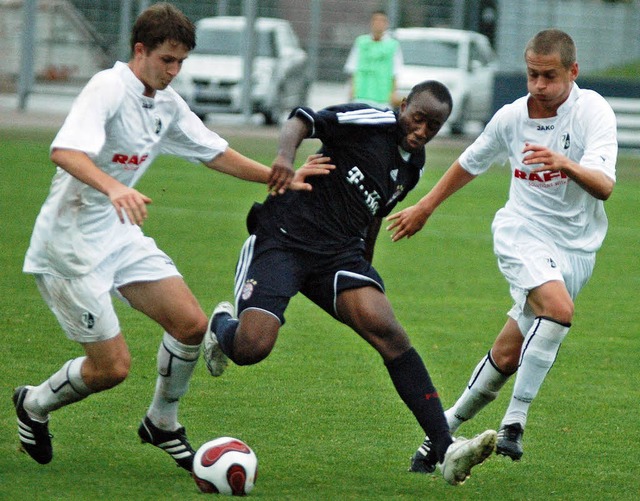 Bayern-Torschtze Yannik Kakoko wird v...r und Niklas Ginter (rechts) gestrt.   | Foto: Claus Zimmermann