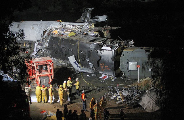 Verkeilte Zge: Hilfskrfte suchen nach Passagieren  | Foto: afp