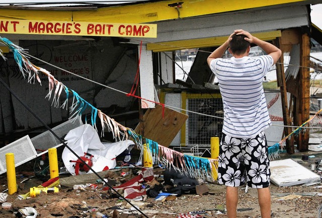Ein Mann vor seinem zerstren Haus   | Foto: afp