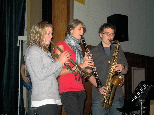 Jazzige und swingende Rhythmen prsent... jungen Musiker beim Abschlusskonzert.  | Foto: Ines Sle