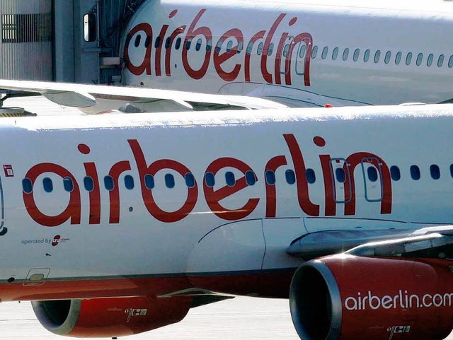 Passagiere von Air Berlin sammelten na...ckten Startversuchen Unterschriften.   | Foto: ddp