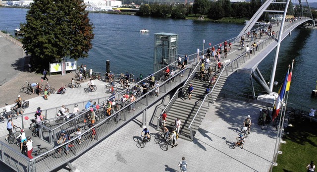 Die Route des Slow Up fhrt auch ber die Dreilnderbrcke.   | Foto: BZ