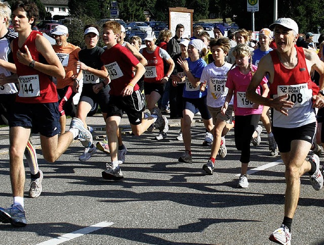 Start frei am Titisee:  Charly Doll (r...lief dann leichtfig zum Sieg  davon.  | Foto: Korinth