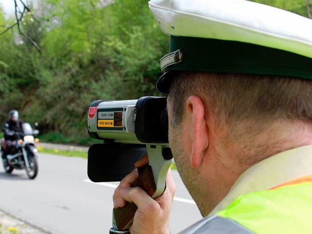 Die Verkehrspolizei setzt bei ihren Kontrollen auch das Laser-Messgert ein.  | Foto: dpa