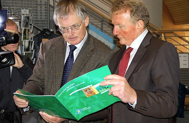 Walter Schneider (links), der Vorsitze...gestern im Haus der Natur am Feldberg   | Foto: Ralf Morys