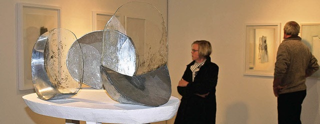 Skulpturen und Bilder mit ihrer  Doppe...einhard Klessinger im Kunstforum aus.   | Foto: Marion Pfordt