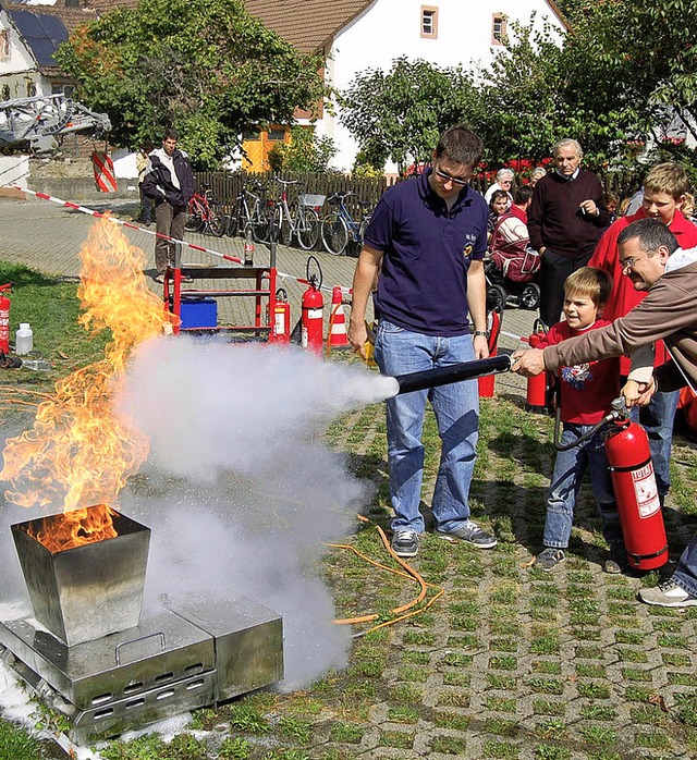 Der Umgang mit dem Feuerlscher will gebt sein.    | Foto: Heinz Vollmar