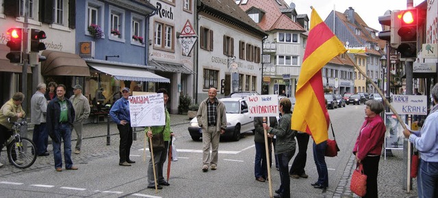 Am Freitagabend protestierten zwei Dut...zgerung des Baus der Umgehungsstrae.  | Foto: Thomas Steimer