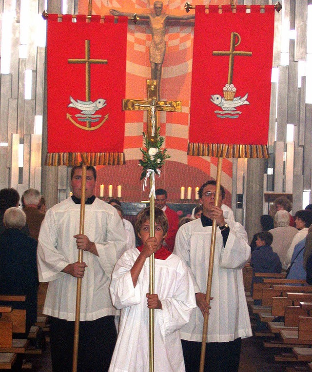 Auszug der Ministranten  mit dem Kreuz   | Foto: Michael Gottstein