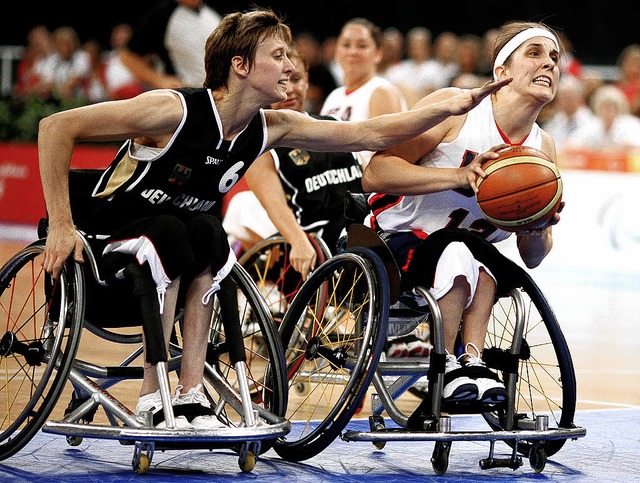 Simone Kues (links) aus Deutschland k...Ball gegen Christina Ripp aus den USA.  | Foto: dpa