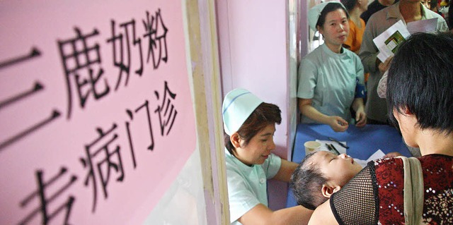 Besorgte Eltern stehen in einer Klinik...jing in der Provinz Jiangsu Schlange.   | Foto: AFP