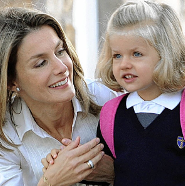 Letizia und Leonor bei der Einschulung   | Foto: AFP